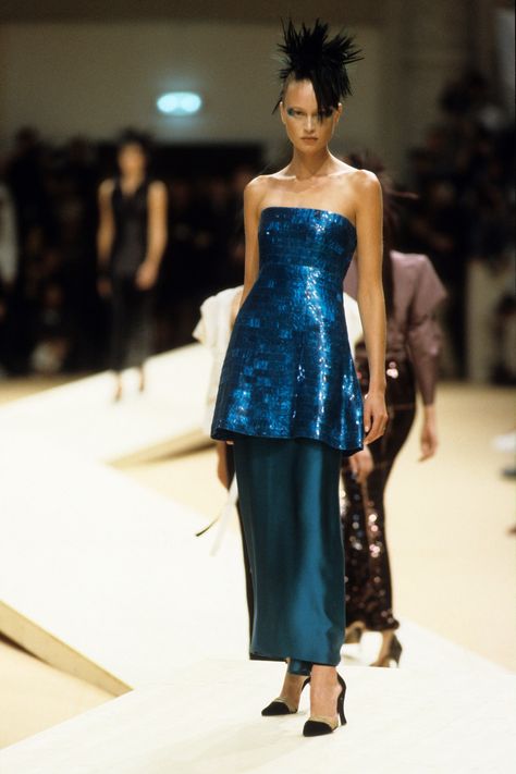 Chanel Fall 1999 Couture Fashion Show Collection: See the complete Chanel Fall 1999 Couture collection. Look 41 Runway Model Aesthetic 90s, Vintage Chanel Couture, Chanel Haute Couture Dress, Vintage Chanel Dress, Vintage Runway Fashion, Aesthetic Dress Outfit, Vintage Runway, Chanel Dress, Aesthetic Dress