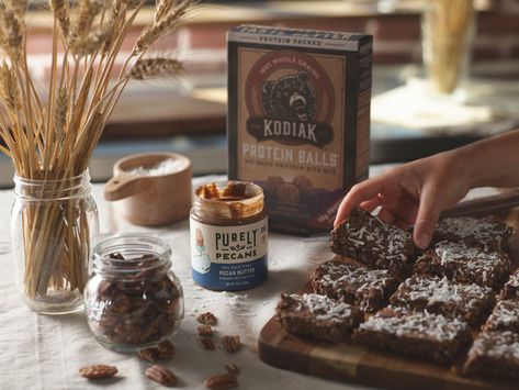 It's no secret that hard-to-chew protein bars can get old. So, when you need a great-tasting alternative to your go-to protein bar, be sure to give this Chocolate Oatmeal Protein Bar Recipe a try. This recipe calls for Kodiak Cakes Oatmeal Dark Chocolate Chip Protein Ball Mix to give each bar about 10 grams of protein, while 100% whole grains, pecan butter, unsweetened coconut, and chia seeds make these oatmeal chocolate chip protein bars a reliable source of nourishment when you need it. Oatmeal Protein Bars, Kodiak Cakes Recipe, Protein Bar Recipe, Chocolate Flapjacks, Oatmeal Protein, Apple And Peanut Butter, Protein Bar Recipes, Kodiak Cakes, Chocolate Oatmeal