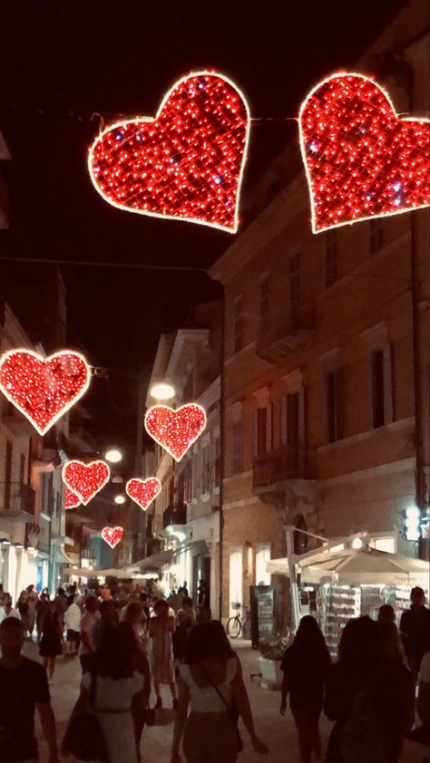 Christmas Installation, Mall Decor, Rooftop Design, Love Fest, Crazy Love, St Valentin, I Left, Life Goes On, San Valentino