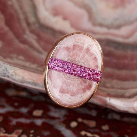 Pomellato Armonie Minerali Adagio di Damasco ring. The concentric patterns created by the bands of pink and white in the rhodochrosite mimic the petals of a Damask rose in the Adagio di Damasco ring. A band of rubies adds to the soft glow of the ring. #pomellato #pink #pinkjewels #pinkjewellery Natural Rings, Pink Jewellery, Angel Ring, Bijoux Art Nouveau, Gemstone Carving, Pink Jewels, Blue Angel, Orange Sapphire, Pink Jewelry