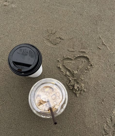 Two cups of coffee at the beach. A heart is drawn into the sand. Iced Coffee On The Beach, Coffee Beach Aesthetic, Beachy Coffee Shop, Summer Coffee Aesthetic, Coffee By The Beach, Coffee On The Beach, Pilates Business, Latte Aesthetic, Homemade Latte