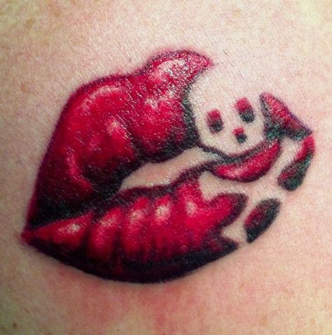 LIPS, SKULL & CROSSBONES!! I want this tat pretty bad! Love it Kiss Tattoo, Kiss Tattoos, Best Couple Tattoos, Couples Tattoos, Geniale Tattoos, Lip Tattoos, 문신 디자인, Skull Tattoos, Dope Tattoos