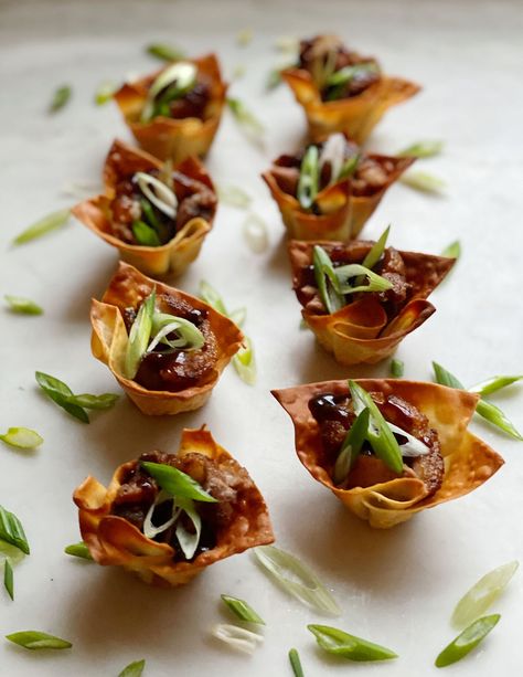 Duck Hors D’oeuvres, Duck Confit Appetizers, Appetizers Wonton, Glass Appetizers, Wonton Wrapper Recipes, Seared Duck, Asian Appetizers, Canapes Recipes, Crispy Wonton