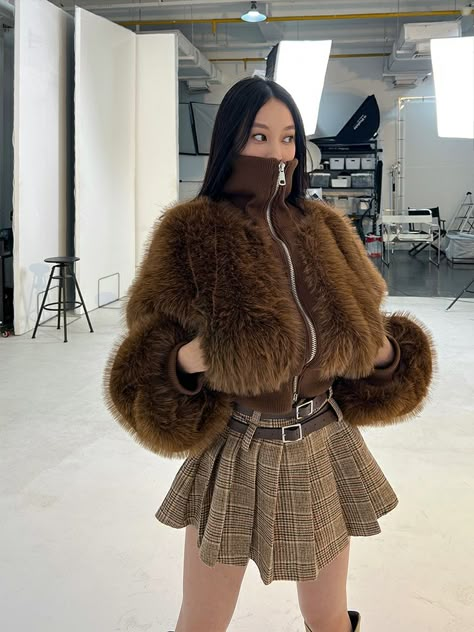 Fur Jacket Aesthetic, Short Fur Coat Outfit, It Girl Outfit, Ugg Slipper, November Fashion, Brown Outfits, Gender Fluid Fashion, Brown Outfit, It Girl