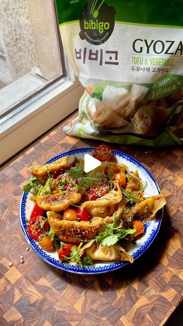 Sebastian Graus on Instagram: "Dumpling salad in 15 minutes! This is so much better than any pasta salad I’ve ever had, and you can eat them both hot or cold. It is not only a quick and delicious recipe but also perfect for when friends coming over – super easy and perfect for sharing.
 
Here’s how to make it:
 
1 bag frozen dumplings (I’m using tofu & vegetable ones from bibigo)
4 tablespoons soy sauce
4 tablespoons vinegar (apple or rice)
4 tablespoons chilli oil
2 tablespoons sesame oil
2 tablespoons granulated sugar
1 tablespoon garlic, minced
1 tablespoons ginger, minced 
250g mixed tomatoes, chopped
1 bunch of scallions (greens only)
1 small bunch of coriander, chopped
2 tablespoons sesame seeds
 

📍You can find @bibigo.de products in participating @rewe, @edeka, @globus.de & @tegut Dumpling Salad, Frozen Dumplings, Chilli Oil, Party Dishes, Asian Inspired Recipes, Isagenix, Entree Recipes, Delicious Salads, Easy Cooking