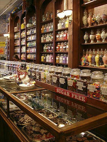 Cabinet Styling, Candy Store Display, Old General Stores, Country Pictures, Country Stores, Apothecary Decor, Chocolate Stores, Antique Booth, Old Fashioned Candy