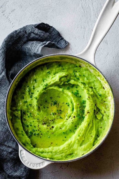 Green Goddess Mashed Potatoes | Creamy, tangy, and vibrant green goddess mashed potatoes get a kick from classic green goddess herbs – parsley, chives, and tarragon. #mashedpotatoes #healthy #sidedish #thanksgiving #greengoddess Vegetarian Thanksgiving Menu, بطاطس مهروسة, Bojon Gourmet, Gluten Free Cookbooks, Gluten Free Thanksgiving, Vegetarian Thanksgiving, Foodie Crush, Thanksgiving Sides, Peeling Potatoes