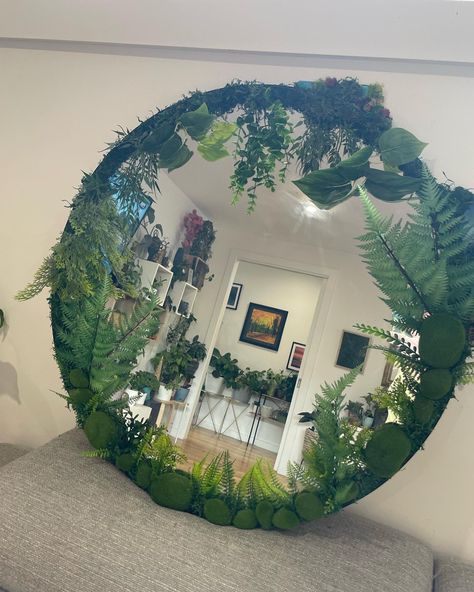 Plant Decorated Room, Enchanted Forest Theme Bathroom, Mirror With Moss, Mushroom Mirror Diy, Forest Themed Living Room, Fairy Mirror Diy, Woodsy Bedroom Ideas, Decorating Mirror Ideas Diy, Moss Mirror Diy