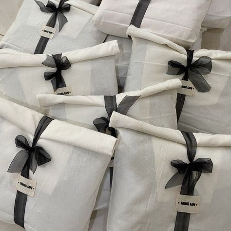 Pretty Gift Wrapping Ideas, Business Branding Inspiration, Packaging Ideas Business, Clothing Packaging, Small Business Packaging Ideas, Handmade Packaging, Small Business Packaging, Pretty Gift, Packaging Design Inspiration