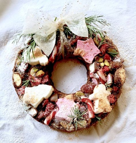 Nelly’s Sweet & Salty Christmas Rocky Road Wreath Rocky Road Christmas Wreath, Rocky Road Wreath, Deco For Christmas, Christmas Rocky Road, Christmas Edible Gifts, Chocolate Wreath, Decorating Christmas Cookies, Rocky Road Recipe, Snickers Chocolate