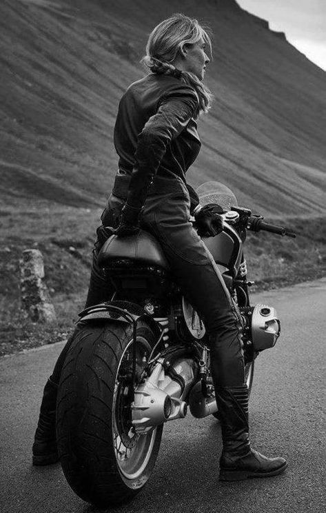 Nine T Bmw, Chicks On Bikes, Motos Vintage, Biker Photoshoot, Cafe Racer Girl, Motorbike Girl, Girls On Bike, Lady M, Lady Riders