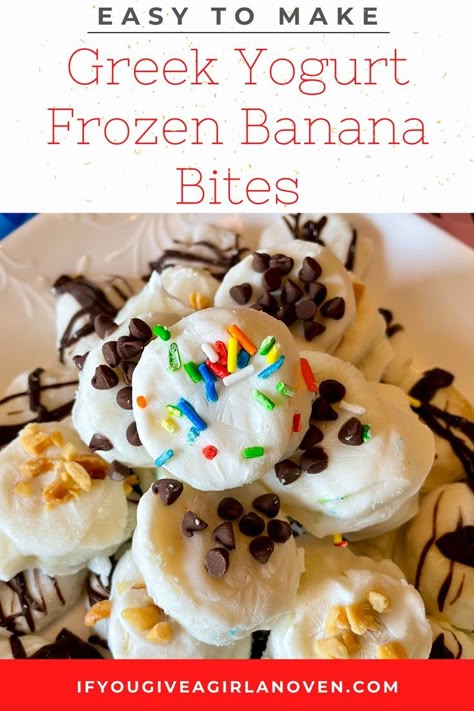 These easy to make greek yogurt frozen banana bites are perfect for kids and adults of all ages. You will love how easy and fun these are to make. This delicious, healthy, vegetarian dessert tastes like small bites of ice cream, but you get to skip the calories and guilt. Bananas and greek yogurt are loaded with nutrients and antioxidants. Mix and match your flavors and toppings, put them in the freezer for 2 hours, and enjoy! Banana And Yogurt Recipes, Greek Yogurt Bites, Greek Yogurt Snacks, Frozen Banana Recipes, Healthy Desserts For Kids, Yogurt Frozen, Frozen Yogurt Bites, Make Greek Yogurt, Yogurt Snacks