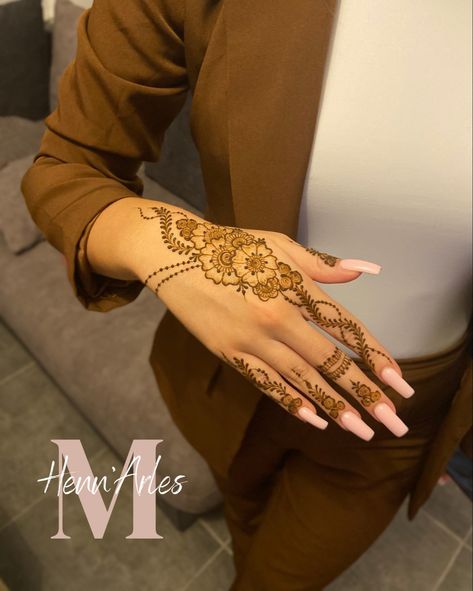 Henna Designs Back, Cute Henna Designs, Henna Style Tattoos, Henna Inspired Tattoos, Cute Henna, Henna Tattoo Hand, Henna Tattoo Designs Hand, Modern Henna Designs, Henna Art Designs