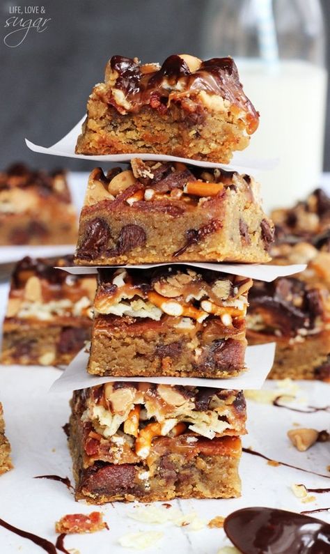 These Bacon, Beer and Potato Chip Cookie Bars are full of sweet and salty flair, plus all your favorite munchie-food guilty pleasures! Kimchi Photography, Bacon Desserts, Potato Chip Cookies, Savory Dessert, Food Korean, Beer Bacon, Coconut Dessert, Food Carts, Cooking With Beer