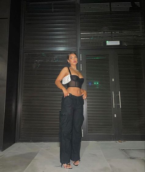 Crop Top Baggy Pants Outfit, Cargo Pants With Heels, Cargo Outfits Women, Style Baggy Pants, Streetwear Baddie, Aesthetic Corset, Baggy Pants Outfit, Poses For Instagram, Cargo Outfit