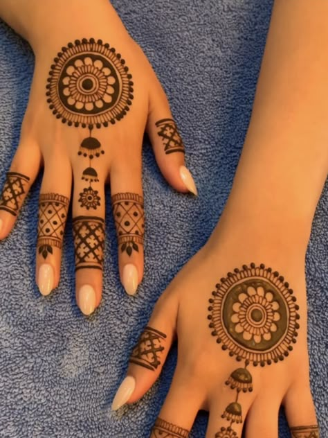 Celebrate Karwa Chauth in style with these simple Mehndi designs. Our collection includes simple backhand, front hand and Arabic mehndi designs for EID. These stunning Mehndi designs will elevate your traditional look for EID this year. Hand Mehendi, Short Mehndi Design, Simple Arabic Mehndi, Palm Mehndi Design, Simple Mehendi Designs, Simple Arabic Mehndi Designs, Finger Henna Designs, Eid Mehndi Designs, Henna Tattoo Designs Hand