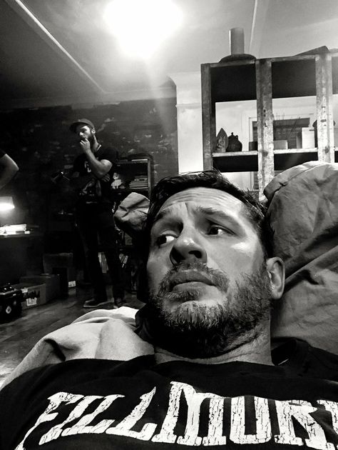 Tom Hardy Venom set توم هاردي, Edward Thomas Hardy, Tom Hardy Variations, Tom Hardy Actor, Tom Hardy Photos, Eddie Brock Venom, Hardy Boys, Thomas Hardy, Tommy Boy