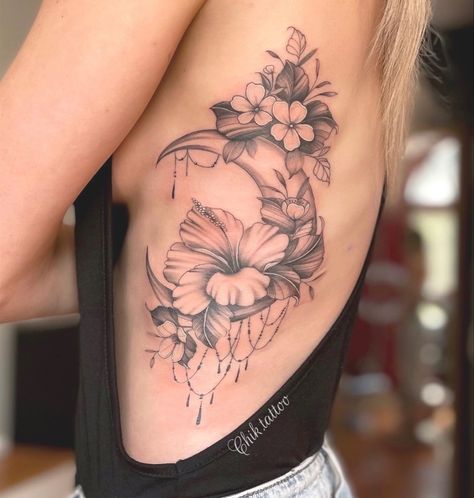 Side Body Tattoos, Tattoo Espalda, Tattoo 2022, Rib Tattoos For Women, Hip Thigh Tattoos, Hip Tattoos, Tattoos For Women Flowers, Hip Tattoos Women, Tasteful Tattoos