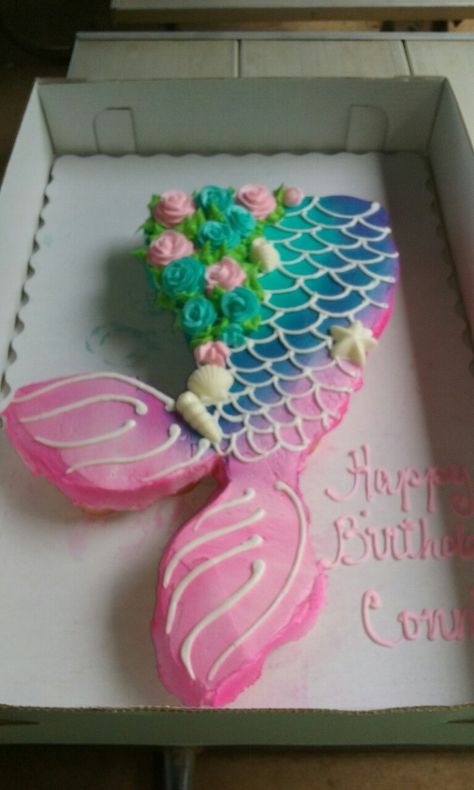 Mermaid tail cupcake cake Under The Sea Pull Apart Cupcakes, Mermaid Tail Cake Ideas, Mermaid Birthday Cupcake Cake, Cupcake Mermaid Tail, Purple Mermaid Birthday Party, Mermaid Tail Cupcake Cake Pull Apart, Mermaid Pull Apart Cupcake Cake, Mermaid Tail Pull Apart Cupcakes, Mermaid Pull Apart Cupcakes