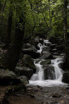 Flowing Water Wallpaper, Phone Wallpaper Lockscreen, Ellie Core, Water Wallpaper, White Mountain National Forest, Waterfall Wallpaper, Best Nature Wallpapers, Mountain Drawing, Landscape Forest