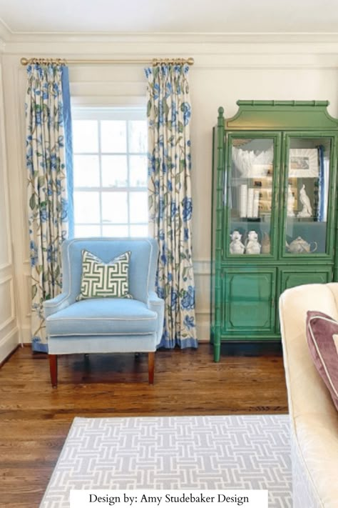 Nest Obsessed Interiors Design - Grandmillennial Style Quiz (11) Blue Green Dining Room, Colorful Farmhouse Decor, Grandmillenial Style Interiors, Grand Millennial Home, Interior Design Styles Quiz, Grand Millenial, Preppy Home, Millennial Style, Grandmillenial Style