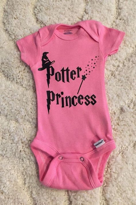 This baby onesie is just too cute and great for Harry Potter fans! Harry Potter Onesie Baby, Harry Potter Baby Girl, Baby Onsies Ideas, Onsies Ideas, Harry Potter Handmade, Harry Potter Baby Clothes, Harry Potter Onesie, Harry Potter Harry, Harry Potter Baby Shower