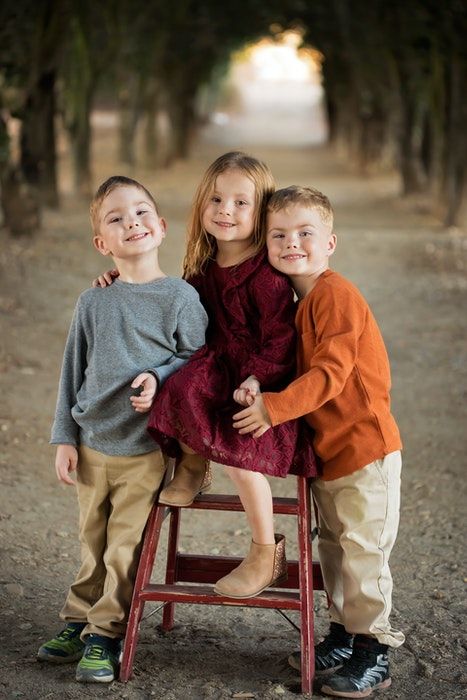 Twins Photoshoot Ideas Sibling Poses, Three Siblings Photoshoot Ideas, Brothers And Sister Photoshoot, Three Sibling Poses, Photography Ideas Family, 3 Siblings Photography, Brothers And Sister Photo Ideas, 2 Brothers 1 Sister Pictures, Siblings Photography