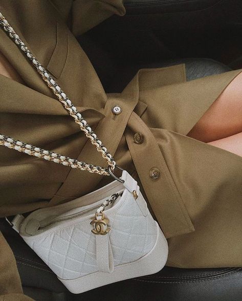 Light Beige Bag Outfit, Chanel Gabrielle Bag, Chanel Allure, Chanel Gabrielle, Gabrielle Chanel, Luxury Purses, Luxury Bag, White Bag, Vivienne Westwood