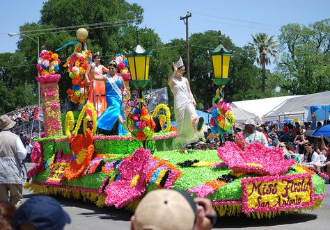 Miss Fiesta Float by Ashley3D, via Flickr Float Parade Ideas, Fiesta Parade Float Ideas For Kids, Fiesta Parade Float, Parade Floats For Queens, Float Designs Parade, Fiesta Float, Kids Parade Floats, Carnaval Ideas, Mardi Gras Float