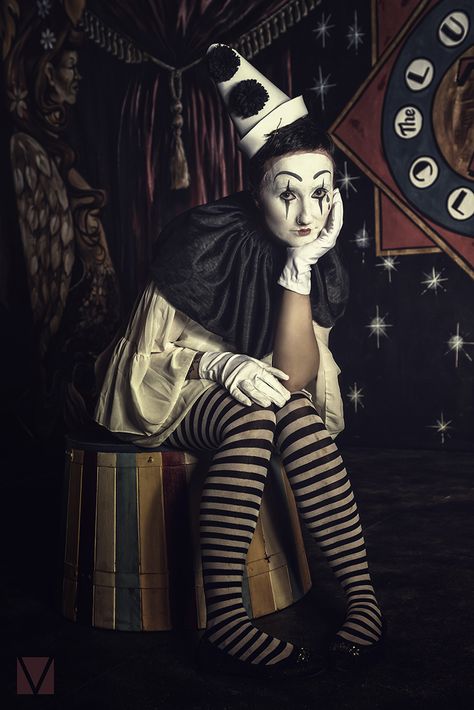 Gregor Samsa Costume, Queer Halloween Costume, Jester Core, French Clown, Pierrot Costume, Vintage Circus Costume, Circus Photography, Gregor Samsa, Black And White Clown