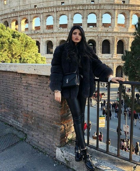 Black Faux Fur Coat Outfits, Rome Outfits Winter, Fur Coat Outfits, Faux Fur Coats Outfit, Rome Outfits, Street Style Ideas, Black Fur Coat, Winter Travel Outfit, Fashion Network