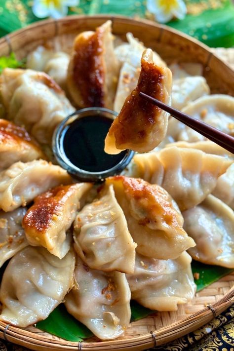 This easy pork gyoza recipe is perfect for a tasty appetizer. Make these pan-fried and steamed dumplings at home for the best snack. Fried Dumplings Aesthetic, Gyoza Recipe Pork, Gyoza Aesthetic, Gyoza Wrapper Recipe, Pork Gyoza Recipe, Thai Dumplings, Gyoza Wrappers, Pork Gyoza, Chinese Buns