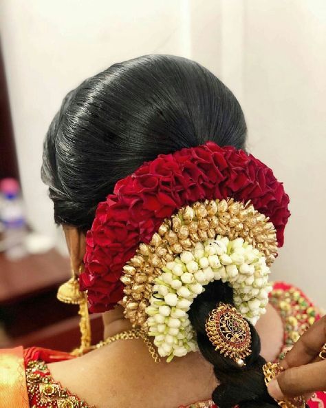 South Indian Bride Hairstyle Muhurtham, Muhurtham Saree, Wedding Flower Garland, Jadai Billai, Pelli Poola Jada, South Indian Wedding Hairstyles, Saree South Indian, Poola Jada, Hairstyle Bride