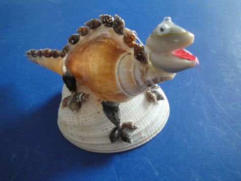 Sea Shell Animals, Shell Creatures, Dinosaur Figurine, Seashell Animals, Seashell Art Diy, Shell Animals, Sea Shells Diy, Seashell Projects, Shell Craft