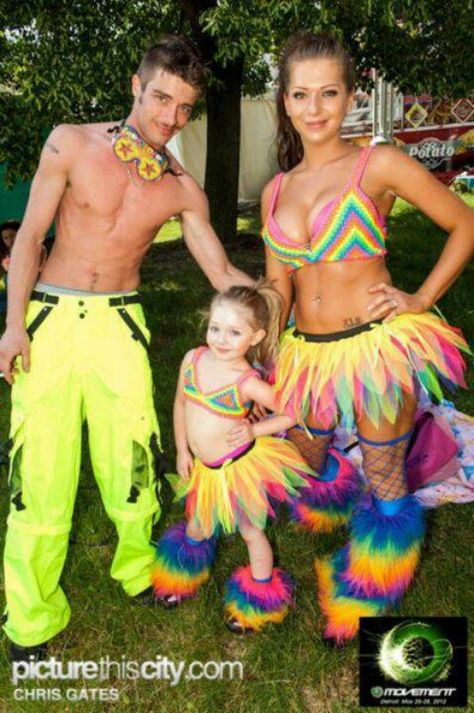 Rave family. Too cute! :).  This will be Bryson, Payton, and me someday, I can't wait! ^_^ Neon Rave Outfits, Disco Biscuits, Rave Party Outfit, Raver Outfits, Rave Ideas, Rave Outfits Edc, Edm Festival Outfit, Raver Girl, Rave Edm