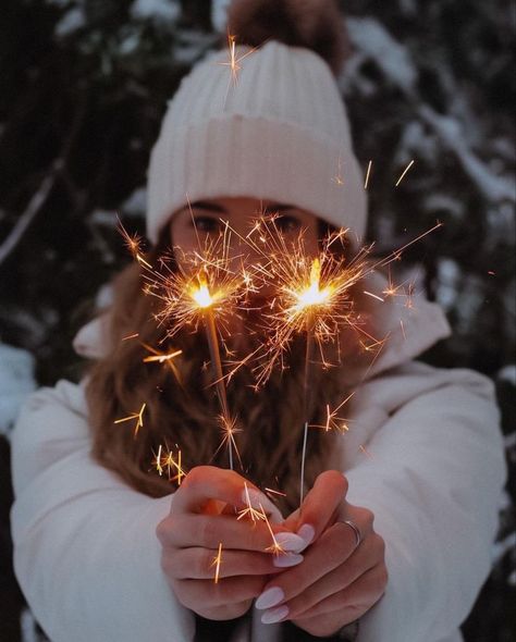 Winter Portraits Photography, Snow Photoshoot, Winter Portraits, Holiday Photoshoot, Snow Photography, Winter Photoshoot, New Year Photos, Foto Tips, Winter Photo