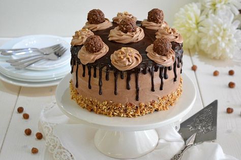 Drip cake ferrero rocher Cake Ferrero Rocher, Drip Cake, Ferrero Rocher, Drip Cakes, Celebration Cakes, Nutella, Cheesecake, Lab, Cream