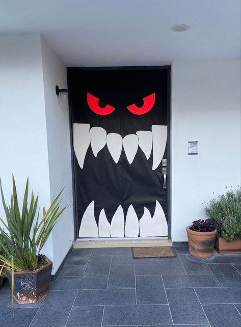 Dracula Door Decoration, Door Design For Halloween, Diy Door Halloween Decorations, Halloween Decor Door Ideas, Vampire Door Decorations, Door Decor For Halloween, Door Decorating Halloween, Decoracion Hallowen Ideas, Easy Halloween Door Decorations