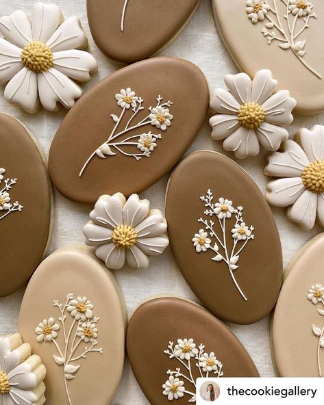 Floral Cookies, Flower Sugar Cookies, Horse Cookies, Royal Iced Cookies, Iced Biscuits, Jamie Kay, Affordable Aesthetic, Spring Cookies, Sugar Cookie Designs