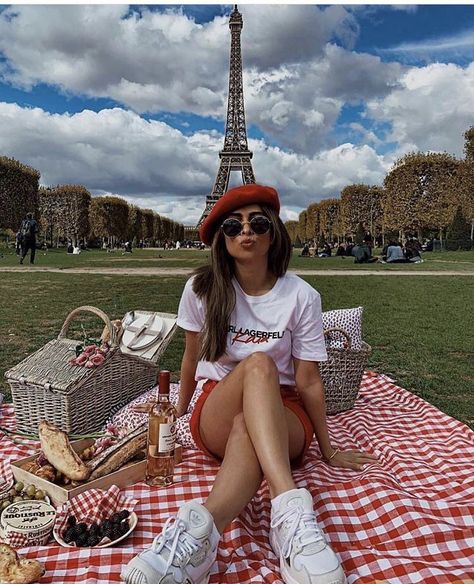 ✺@tessmaretz Paris Photoshoot, Paris Travel Photography, Instagram Baddie, Paris Summer, Europe Outfits, Paris Pictures, Photoshoot Idea, Travel Photography Inspiration, Paris Photography