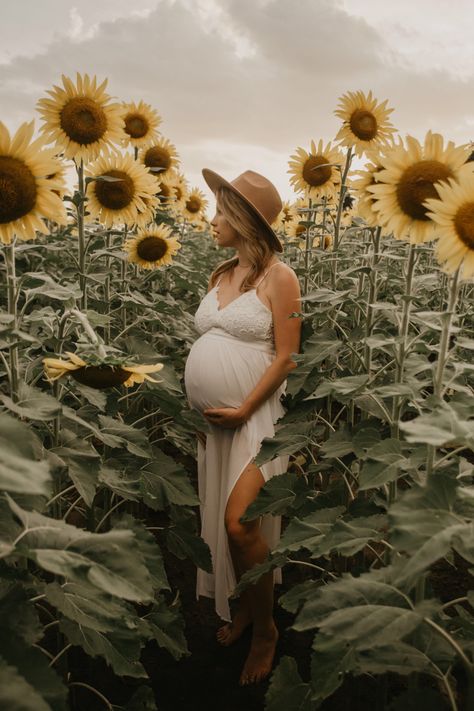 Sunflowers Maternity Photoshoot, Maternity Photo Shoot Ideas Sunflowers, Sun Flower Maternity Shoot, Sunflower Photoshoot Maternity, Sunflower Pregnancy Photoshoot, Maternity Shoot Sunflower Field, Sunflower Field Pregnancy Announcement, Maternity Photos Sunflower Field, Sunflower Pregnancy Photos