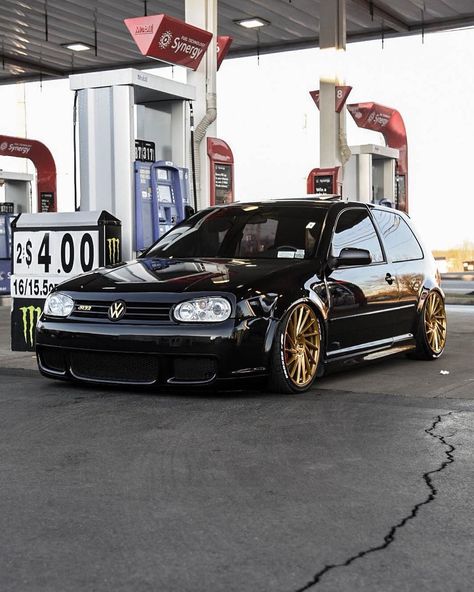 Black On Gold Mk4 R32! Dope or Nope? . . Owner:@bigalmk4 . . Follow For More!!💨 @_street.society @_street.society @_street.society . . Jetta A4, Vw R32, Mk4 Golf, Golf 7 Gti, Vw Mk4, Vw Mk1, Vw Golf Mk4, Polo Gti, Golf Inspiration