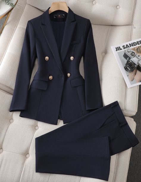 Faites l'expérience d'un début de saison rafraîchissant avec notre EleganzEssence - tailleur-pantalon fin. Cet ensemble va au-delà du simple vêtement et devient l'expression de votre style personnel et de votre sophistication. Le blazer combine une esthétique classique et intemporelle avec une touche de modernité pour vous présenter un chef-d'œuvre d'artisanat et de design. Principales caractéristiques : Élégance intemporelle : le blazer et le pantalon dégagent une classe intemporelle qui s'intè Lawyer Outfits, Blazer Bleu, Elegant Blazers, Elegant Office, Elegant Sets, Office Set, Estilo Chic, Outfits Women, Outfit Casual