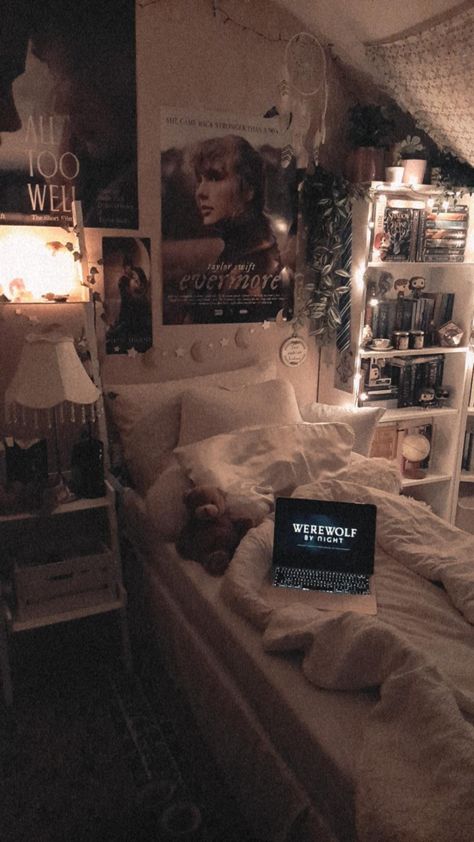 Tvd Bedroom Aesthetic, Bedroom Inspo Romantic, Twilight Bedroom Decor, Bedroom Book Aesthetic, Room Inspo Bookworm, Folklore Bedroom Ideas, Folklore Aesthetic Bedroom, Folklore Room Decor, Bedroom Bookshelf Aesthetic