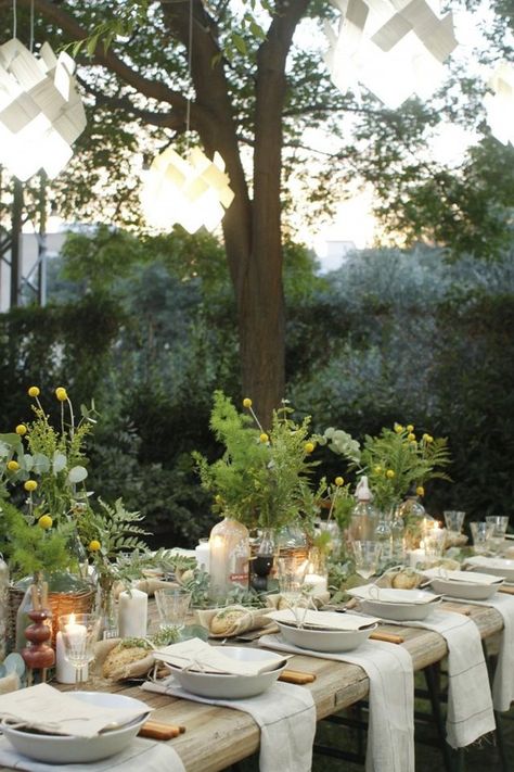 'Tis the season for entertaining outside. Thinking of having a dinner party in the great outdoors? Let these nine events inspire you to create an experience that you and your friends won't soon forget. Summer Wedding Centerpieces, Outdoor Dinner Party, Backyard Table, Simple Table Settings, Summer Centerpieces, Deco Champetre, Outdoor Dinner Parties, Dinner Party Summer, Dinner Party Table