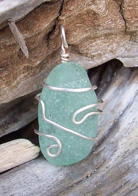 It is easy to turn your sea glass bits into stunning jewelry with very just a few findings and how-to instructions. Selling Jewelry Online, Diy Jewelry To Sell, Diy Jewelry Tutorials, Making Glass, Beach Glass Art, Jewerly Making, Beachglass Jewelry, Sea Glass Crafts, Seashell Jewelry