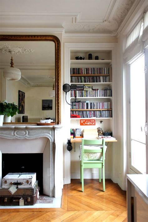 Ideas Decoracion Salon, Desk Nook, Creative Bookshelves, Tiny Office, Bookshelf Plans, Space Apartments, Office Nook, Bookshelf Design, Bookshelf Desk