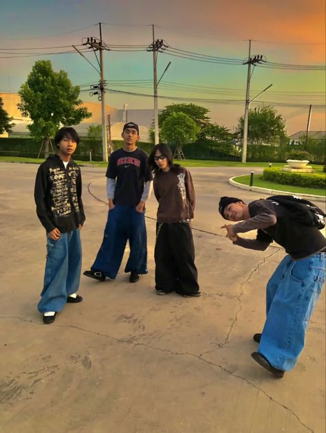 Mid West Emo Fashion, Skater 2000s Aesthetic, Mid90s Fashion, Midwest Gothic Aesthetic Outfits, 90s Grunge Skater Aesthetic, Skater Punk Aesthetic, Black Skater Outfit, Punk Skater Aesthetic, Draingang Outfit