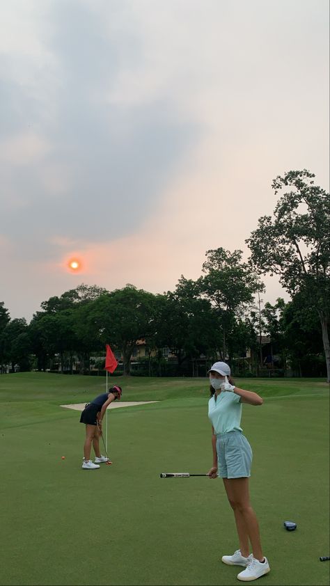 Golf Friends Aesthetic, Girls Golf Aesthetic, Golf Girlfriend Aesthetic, Golfing With Friends, Golf Friends, Golf Aesthetic, Golf With Friends, Cute Golf Outfit, Golf Girl