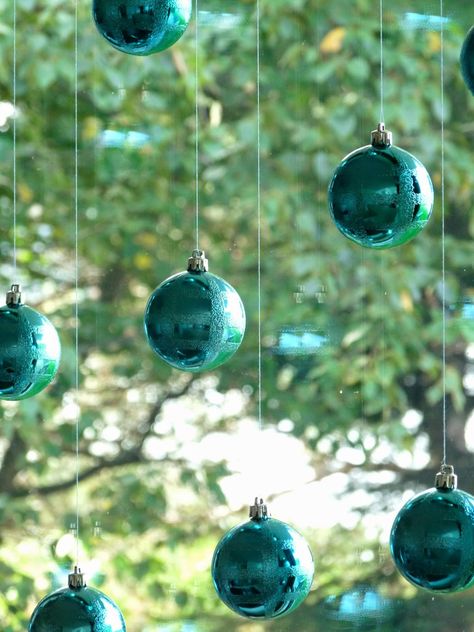 Alternatives to hanging ornaments on a tree Xmas Window Decorations, Diy Christmas Window, Floating Ornaments, Diy Christmas Ornament, Christmas Window Decorations, Christmas Tree Decorations Diy, Hanging Christmas Tree, Christmas Hanging Decorations, Wallpaper Iphone Christmas